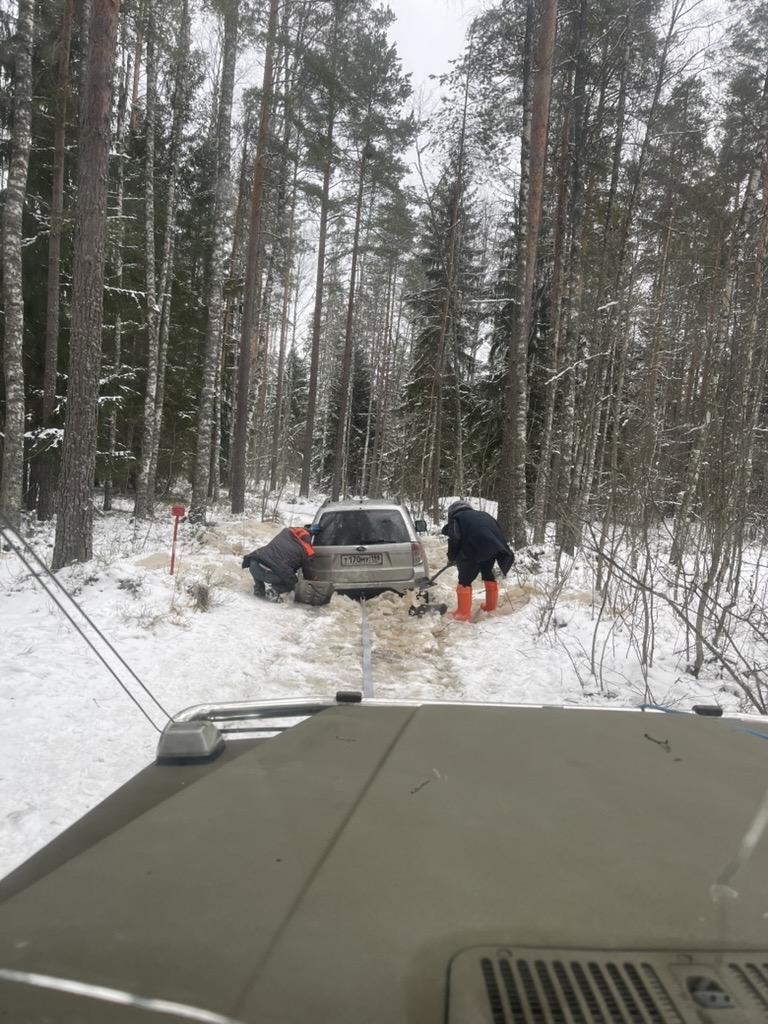 Эвакуация застрявшего в снегу автомобиля в лесу, Ленобласть