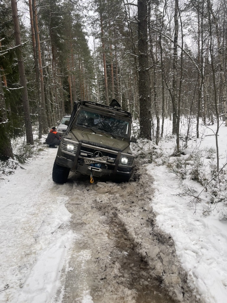 Вытаскивание автомобиля из сугроба в зимнем лесу, Ленобласть