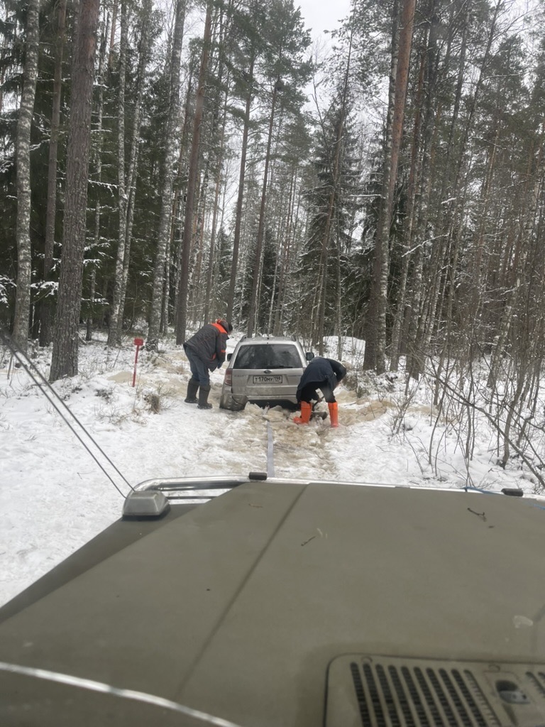 Застрявшая в снегу машина в лесу, глубокий снег, Ленобласть