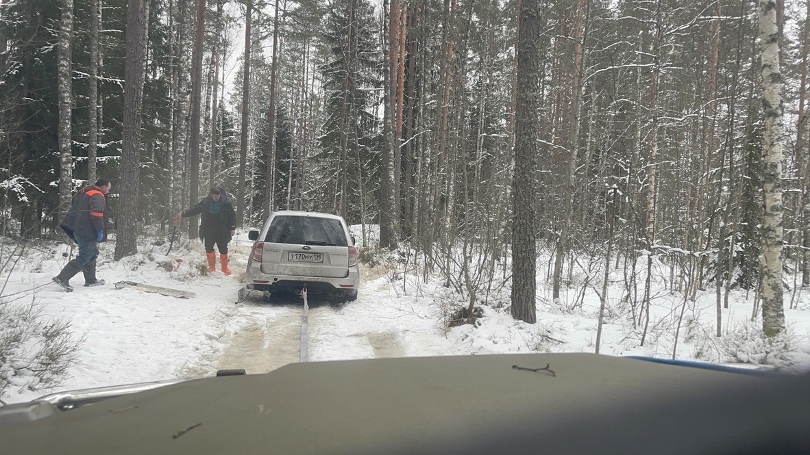 Эвакуация автомобиля из снега на просёлочной дороге, Ленобласть